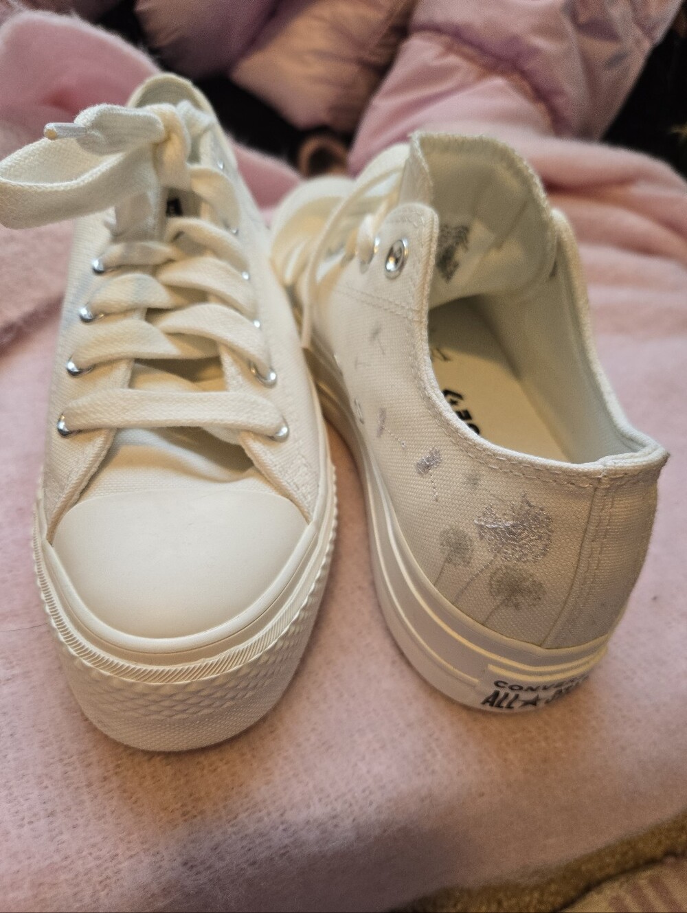 NWOB!Converse White Low-Top Platform Sneakers with Silver Floral Accents. Size 8 - Picture 6 of 13